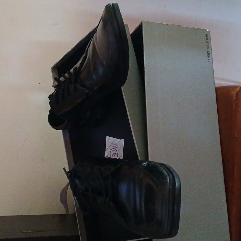 Kenneth Cole Men's size 9 med